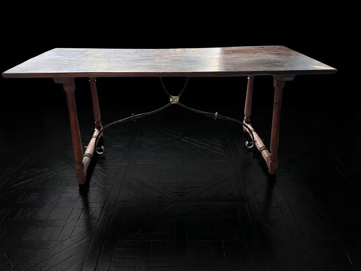Mesa española de nogal con patas torneadas y fiadores de hierro forjado