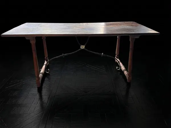 Mesa española de nogal con patas torneadas y fiadores de hierro forjado